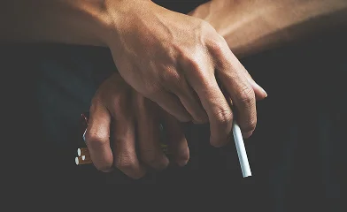مردی با سیگار در دست