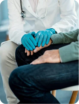 عس از روان شناس در حال تسلی دادن بیمار