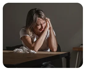 عکس از زنی در حال گریه